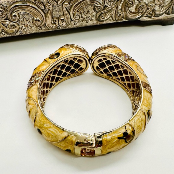 🔥  Gorgeous Rhinestone Statement Bracelet - Picture 5 of 17